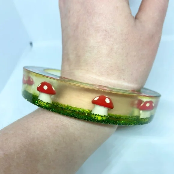 Vintage Red and White Toadstool Mushrooms Lucite Bangle Bracelet Green Sparkles - Picture 2 of 9